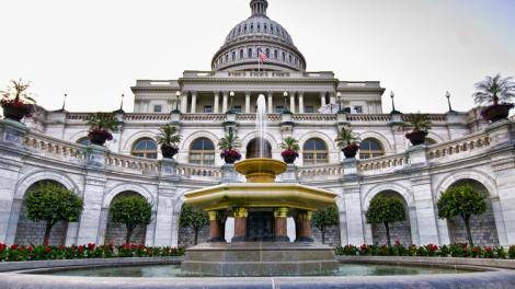 Gros plan sur la façade du Capitol Building (Capitole des États-Unis)