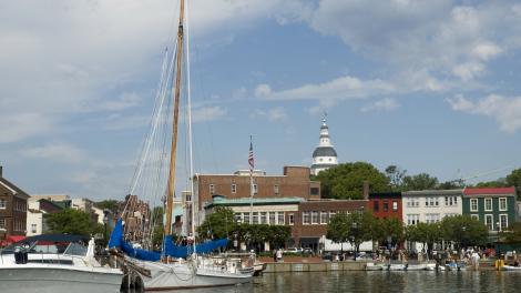 Admirando la vista en el puerto del centro de la ciudad