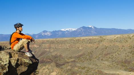 Panoramablick über den Canyon und die dahinter aufragenden Berge
