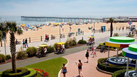 沿著步道吹著微風愜意散步