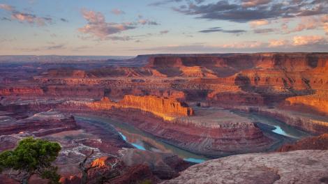 Layers of rocky beauty meet the sky at Dead Horse Point State Park