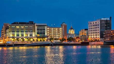 Les lumières du centre-ville se reflétant sur l’eau
