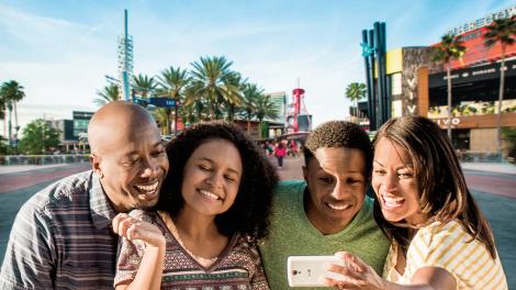 在環球城市大道來張家庭自拍照