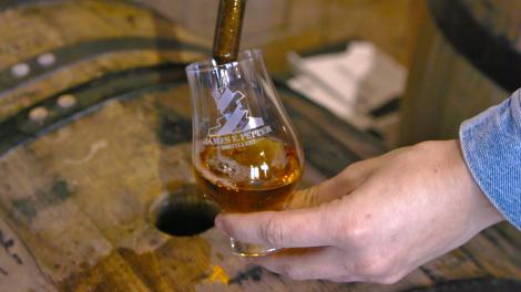 在肯塔基州列克星敦 James E. Pepper 酒厂的酒桶旁品尝波旁酒 在肯塔基州列克星敦 James E. Pepper 酒厂的酒桶旁品尝波旁酒