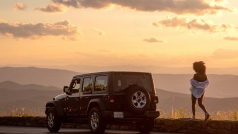 Haciendo una pausa para ver el amanecer en la ruta Skyline Drive en el Shenandoah National Park, Virginia