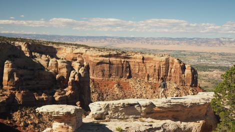 콜로라도 국립 기념지(Colorado National Monument)의 고대 암석 지대에서 즐기는 하이킹