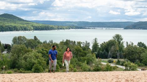 ミシガン州トラバースシティの近郊にあるスリーピングベアー砂丘国立湖岸公園を散策