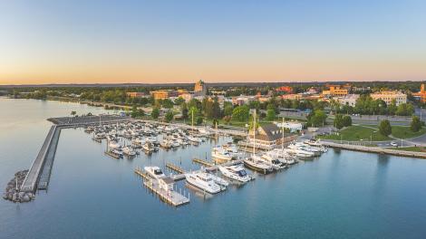 Die charmante Innenstadt und das hübsche Hafengebiet aus der Vogelperspektive
