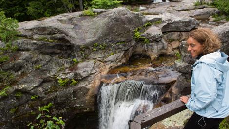 Arrêt dans un cadre paisible le long d’un sentier menant aux chutes Screw Auger Falls à Newry, Maine
