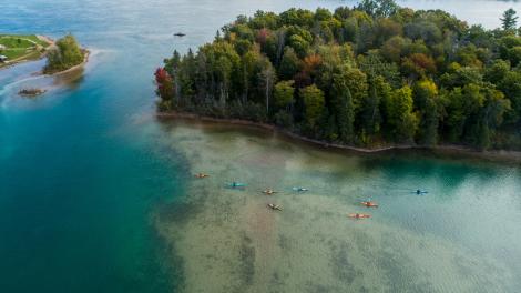 Personas en kayak explorando el Rotary Island Park, cerca de Sault Ste. Marie, Michigan