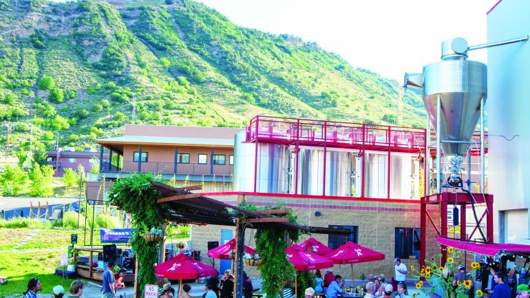 杜兰戈 Ska Brewing 酿酒厂的户外啤酒花园是您品尝美酒和领略美景的理想场所。 杜兰戈 Ska Brewing 酿酒厂的户外啤酒花园是您品尝美酒和领略美景的理想场所。