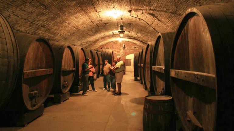 参观纽约州 Brotherhood Winery 酒庄的地下酒窖 参观纽约州 Brotherhood Winery 酒庄的地下酒窖