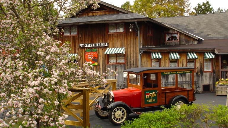 纽约州 Fly Creek Cider Mill and Orchard 酿酒厂和果园前的古董车 纽约州 Fly Creek Cider Mill and Orchard 酿酒厂和果园前的古董车
