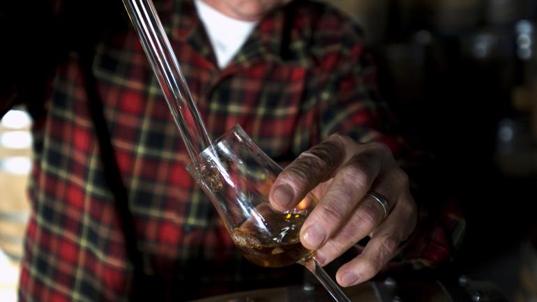 在纽约州 Tuthilltown Spirits 酿酒厂品尝一杯烈酒 在纽约州 Tuthilltown Spirits 酿酒厂品尝一杯烈酒