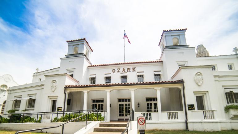 阿肯色州温泉城浴所一条街上的 Ozark Bathhouse 浴所 阿肯色州温泉城浴所一条街上的 Ozark Bathhouse 浴所