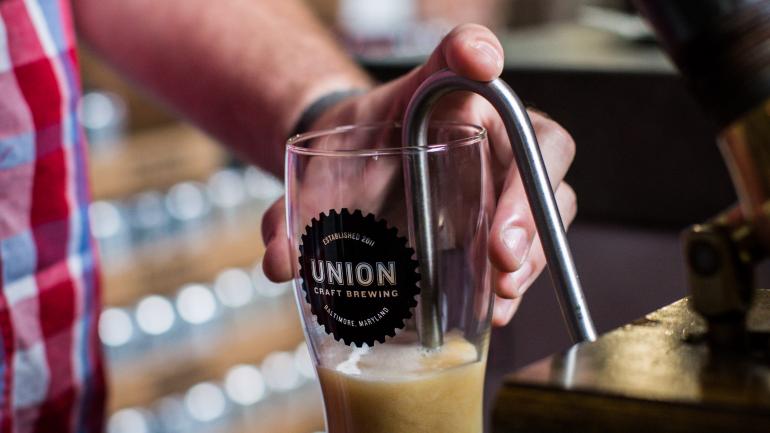 在马里兰州巴尔的摩 Union Craft Brewing 酿酒厂的品酒室品尝桶装啤酒。 在马里兰州巴尔的摩 Union Craft Brewing 酿酒厂的品酒室品尝桶装啤酒。