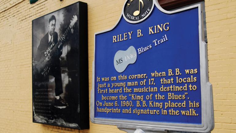 在密西西比州蓝调之路上,密西西比州印第安诺拉 B.B. King 标牌 在密西西比州蓝调之路上,密西西比州印第安诺拉 B.B. King 标牌