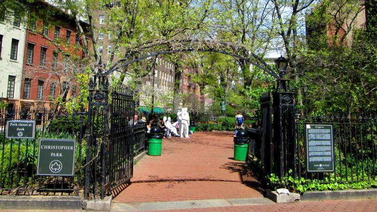 石墙国家保护区 (Stonewall National Monument) 包括克里斯托弗公园 (Christopher Park) 和公园与克里斯托弗街之间的一片街区,这片街区正对着石墙酒吧。 石墙国家保护区 (Stonewall National Monument) 包括克里斯托弗公园 (Christopher Park) 和公园与克里斯托弗街之间的一片街区,这片街区正对着石墙酒吧。