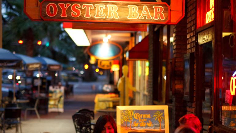 Oyster Bar 酒吧位于圣彼德斯堡市中心,供应以各种方式烹制的海湾牡蛎。 Oyster Bar 酒吧位于圣彼德斯堡市中心,供应以各种方式烹制的海湾牡蛎。