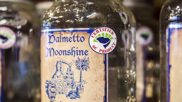 清澈的高浓度摩闪酒在南卡罗来纳州越来越受欢迎,Palmetto Distillery 蒸馏酒厂出售传统罐装的“山火”摩闪酒。 清澈的高浓度摩闪酒在南卡罗来纳州越来越受欢迎,Palmetto Distillery 蒸馏酒厂出售传统罐装的“山火”摩闪酒。