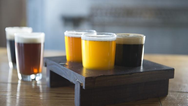 来到斯帕坦堡 RJ Rockers Brewing Company 酿酒厂的品酒室,体验美酒之旅,品尝从黑啤到淡啤的各种精酿啤酒,同时欣赏美妙的音乐。 来到斯帕坦堡 RJ Rockers Brewing Company 酿酒厂的品酒室,体验美酒之旅,品尝从黑啤到淡啤的各种精酿啤酒,同时欣赏美妙的音乐。