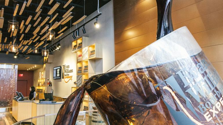 在路易维尔市中心,沿着城市波本小道前往几家酒厂(包括 Evan Williams Bourbon Experience 酒厂)参观和品尝。 在路易维尔市中心,沿着城市波本小道前往几家酒厂(包括 Evan Williams Bourbon Experience 酒厂)参观和品尝。