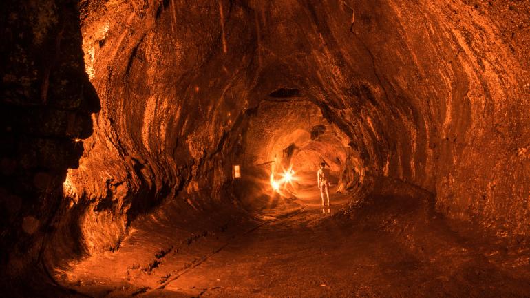 徒步穿越夏威夷火山国家公园的灯光熔岩隧洞 徒步穿越夏威夷火山国家公园的灯光熔岩隧洞