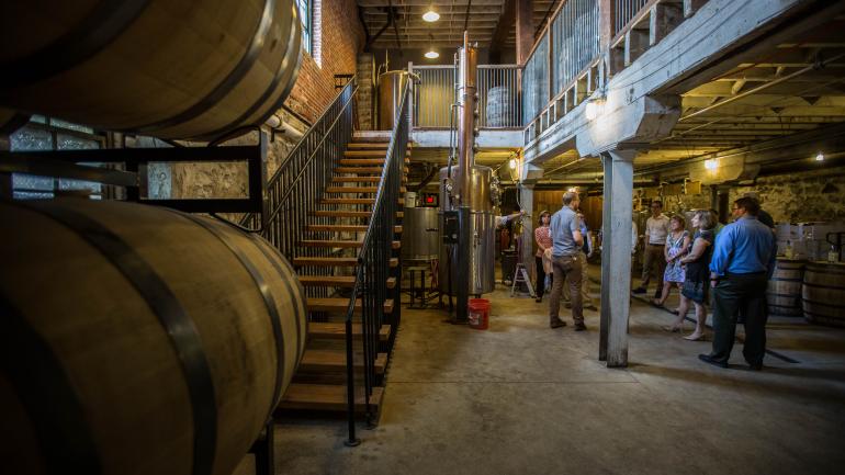 在 Thistle Finch Distillery 蒸馏酒厂解密酿造过程 在 Thistle Finch Distillery 蒸馏酒厂解密酿造过程