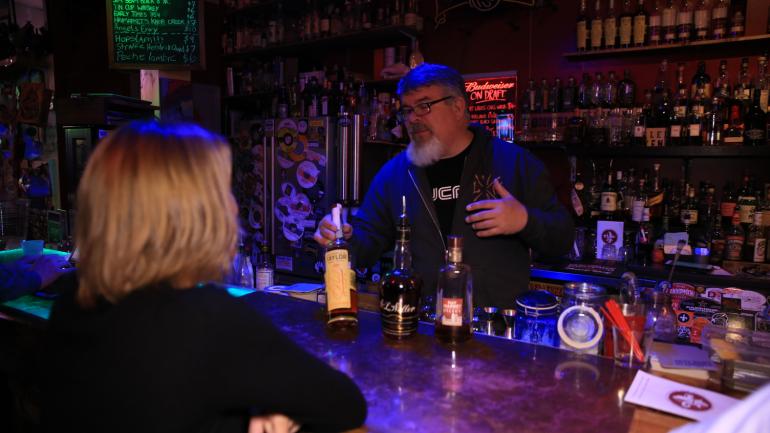 在路易维尔的 Haymarket Whiskey Bar 酒吧品酌烈酒 在路易维尔的 Haymarket Whiskey Bar 酒吧品酌烈酒