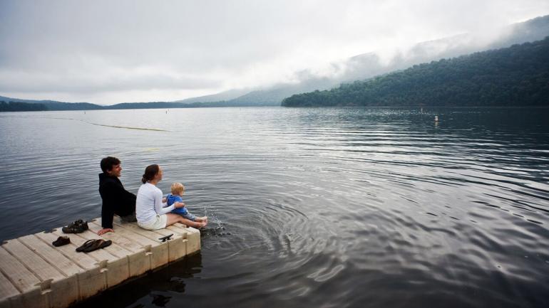 全家人在 Moraine State Park 州立公园水边休闲放松 全家人在 Moraine State Park 州立公园水边休闲放松