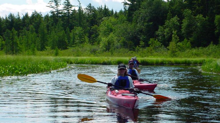 Explorando en kayak las prístinas aguas de la región central de Nueva York