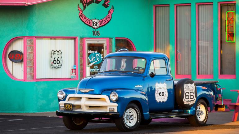 Mr. D'z Route 66 Diner 餐厅外以 66 号公路为主题的 1952 年产雪佛兰卡车 Mr. D'z Route 66 Diner 餐厅外以 66 号公路为主题的 1952 年产雪佛兰卡车