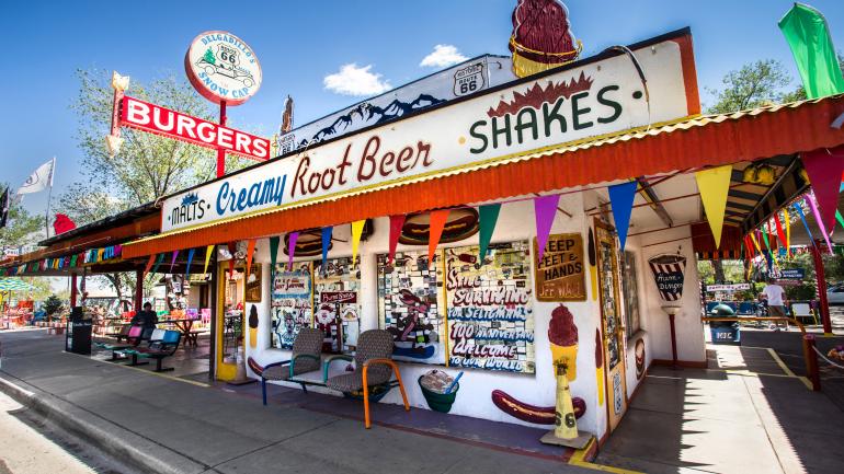 Delgadillo's Snow Cap Drive-In 汽车餐厅的外观向路人展示着这里的特色美食 Delgadillo's Snow Cap Drive-In 汽车餐厅的外观向路人展示着这里的特色美食