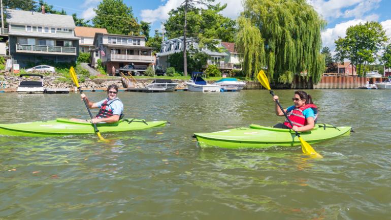 Mit dem Kayak im Sommer Outdoorspaß in den Catskill Mountains im Bundesstaat New York haben