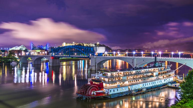 Paddle wheeler on the Tennessee River and the skyline of Chattanooga