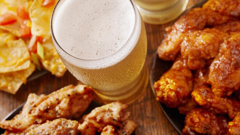 近 20 个 Rock & Brews 餐厅的菜单上都有鸡翅和散装啤酒 近 20 个 Rock & Brews 餐厅的菜单上都有鸡翅和散装啤酒