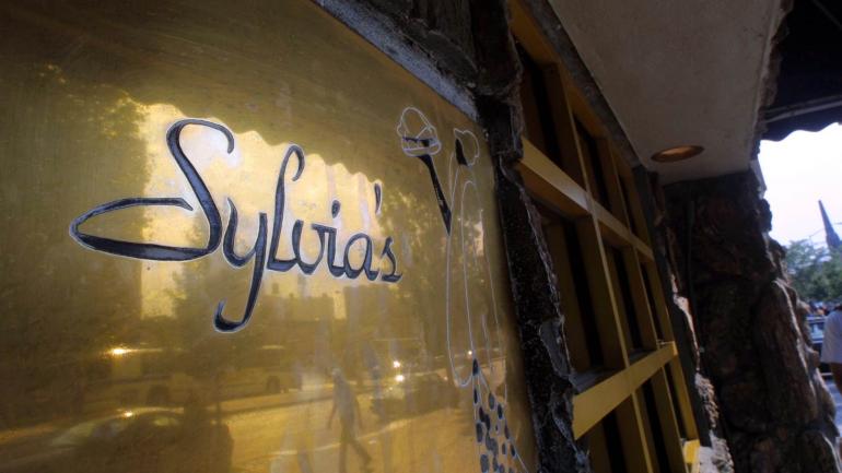 前往纽约市哈雷姆区 1962 年开业的 Sylvia’s 餐厅 前往纽约市哈雷姆区 1962 年开业的 Sylvia’s 餐厅