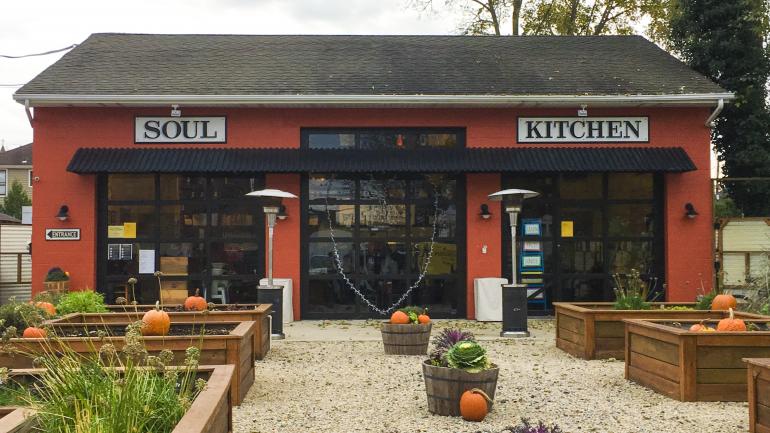 在新泽西州的 JBJ Soul Kitchen 餐厅,按“付您所付”的原则买单 在新泽西州的 JBJ Soul Kitchen 餐厅,按“付您所付”的原则买单