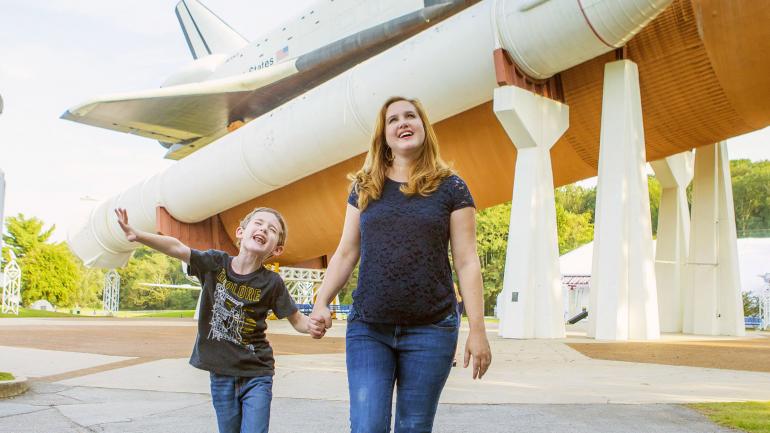 探索位于阿拉巴马州亨茨维尔 (Huntsville) 的美国宇航及火箭中心 (U.S. Space and Rocket Center) 探索位于阿拉巴马州亨茨维尔 (Huntsville) 的美国宇航及火箭中心 (U.S. Space and Rocket Center)