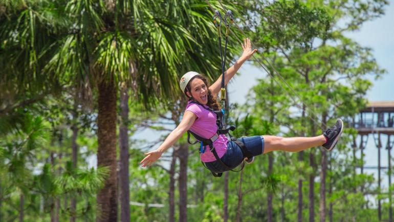 奥兰多 Tree Trek 探险公园中刺激的高空滑索下滑体验 奥兰多 Tree Trek 探险公园中刺激的高空滑索下滑体验