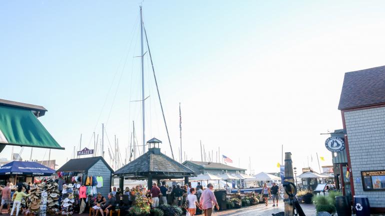 在纽波特 Bowen's Wharf 码头沿着海滨尽享购物之趣 在纽波特 Bowen's Wharf 码头沿着海滨尽享购物之趣