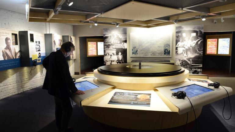 浏览乡村音乐诞生地博物馆内的各色展品 浏览乡村音乐诞生地博物馆内的各色展品