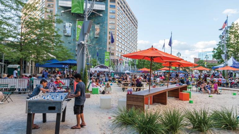 密西根州底特律市中心 Campus Martius Park 公园的大聚会 密西根州底特律市中心 Campus Martius Park 公园的大聚会