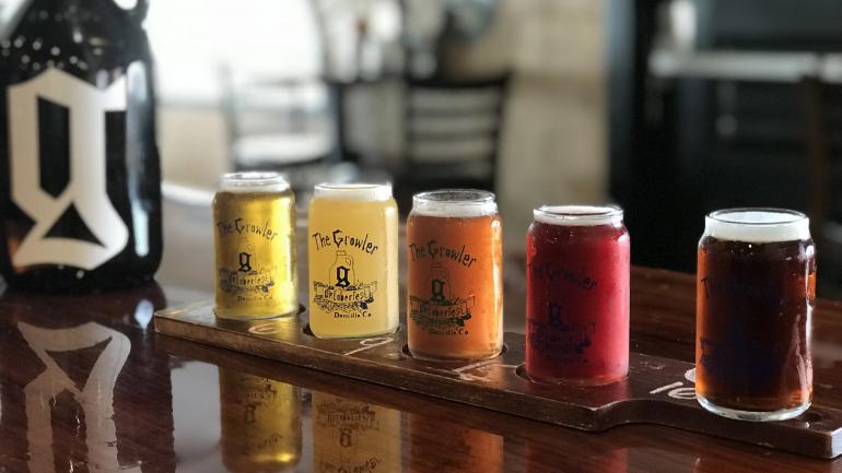 丹维尔 Growler 酒吧中的各式精酿啤酒 丹维尔 Growler 酒吧中的各式精酿啤酒