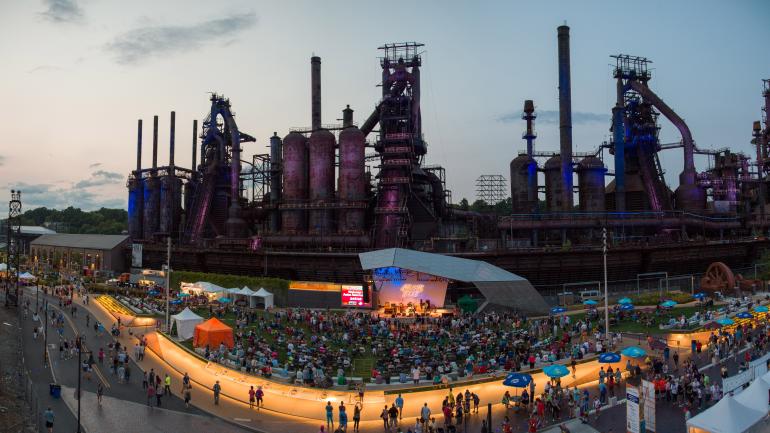 Uma apresentação do Musikfest em SteelStacks, uma casa de espetáculos em Bethlehem, Pennsylvania