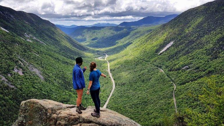 从布雷顿森林 Crawford Notch 峡谷的 AMC Highland Center 出发,徒步途中风景迷人 从布雷顿森林 Crawford Notch 峡谷的 AMC Highland Center 出发,徒步途中风景迷人