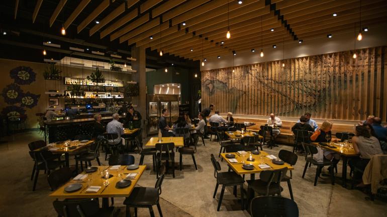 在以路易斯安那州和越南壁画为背景的 Maypop 用餐 在以路易斯安那州和越南壁画为背景的 Maypop 用餐
