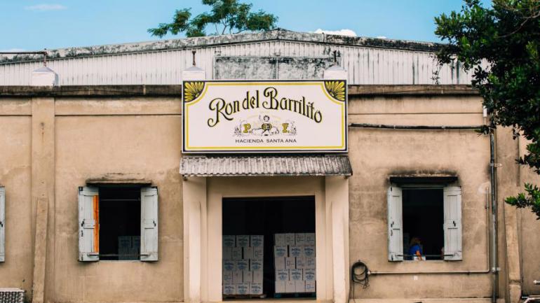 圣安娜庄园的 Ron del Barrilito 酿酒厂外 圣安娜庄园的 Ron del Barrilito 酿酒厂外