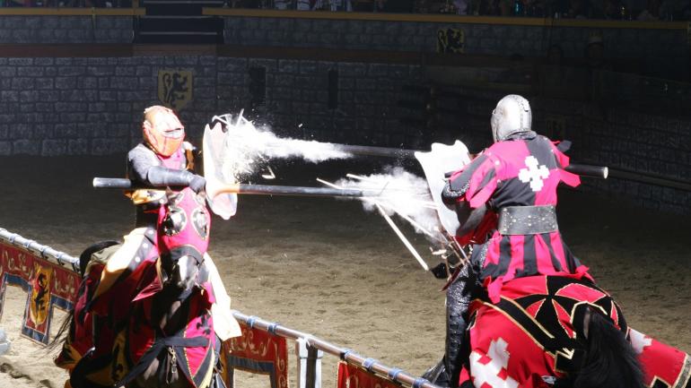 中世纪餐厅剧场晚宴表演的马上长矛比武 中世纪餐厅剧场晚宴表演的马上长矛比武