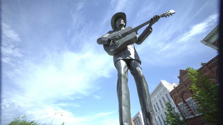 La estatua de Hank Williams, un monumento en el centro de Montgomery